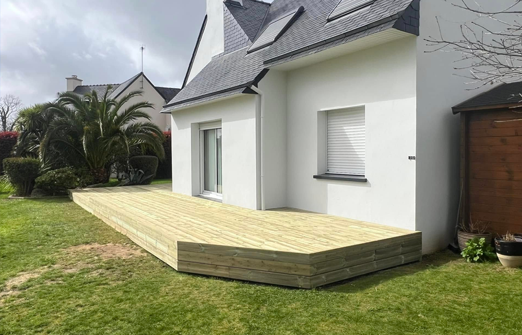Avant aprés Création de terrasse à Quimper par Quiniou Bois et Jardin
