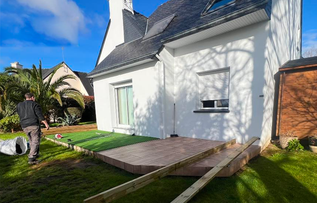 Avant / Après Création de terrasse à Quimper par Quiniou Bois et Jardin
