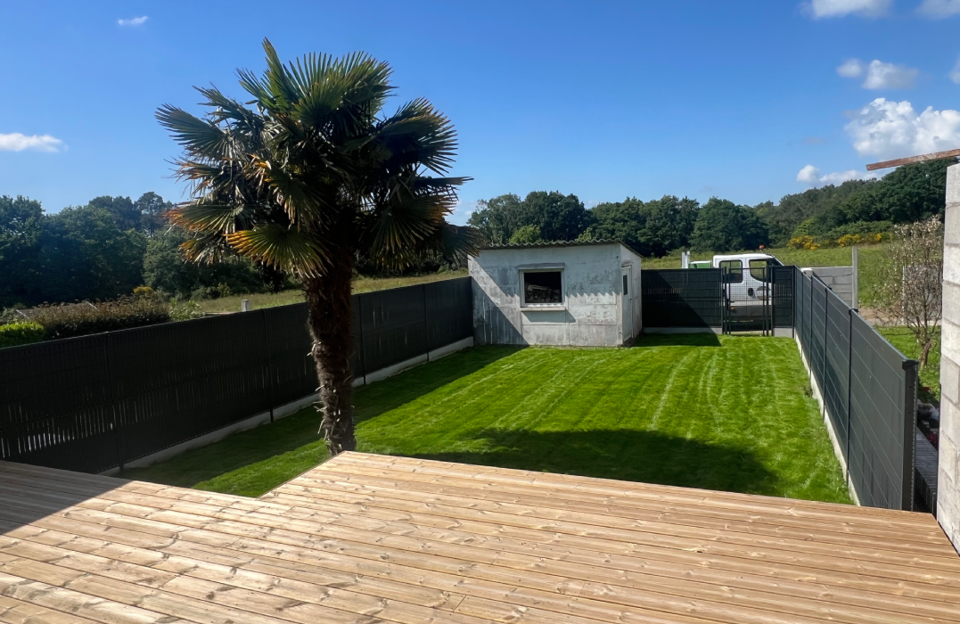 Avant / Après Création de terrasse à Quimper par Quiniou Bois et Jardin